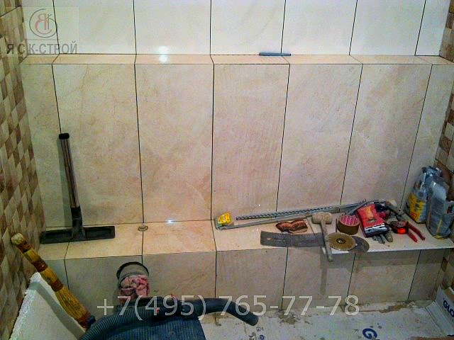 Ремонт маленькой ванной комнаты - работы по очистки швов для замазки